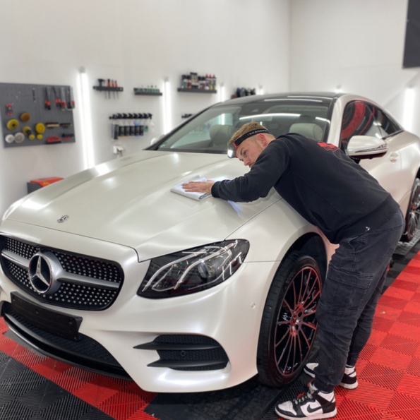 Lackaufbereitung an einem Mercedes E-Klasse Coupé